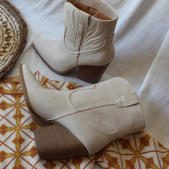 🚨ON SALE🚨// Beige western style boot vegan soft leather - Picture 6 of 17